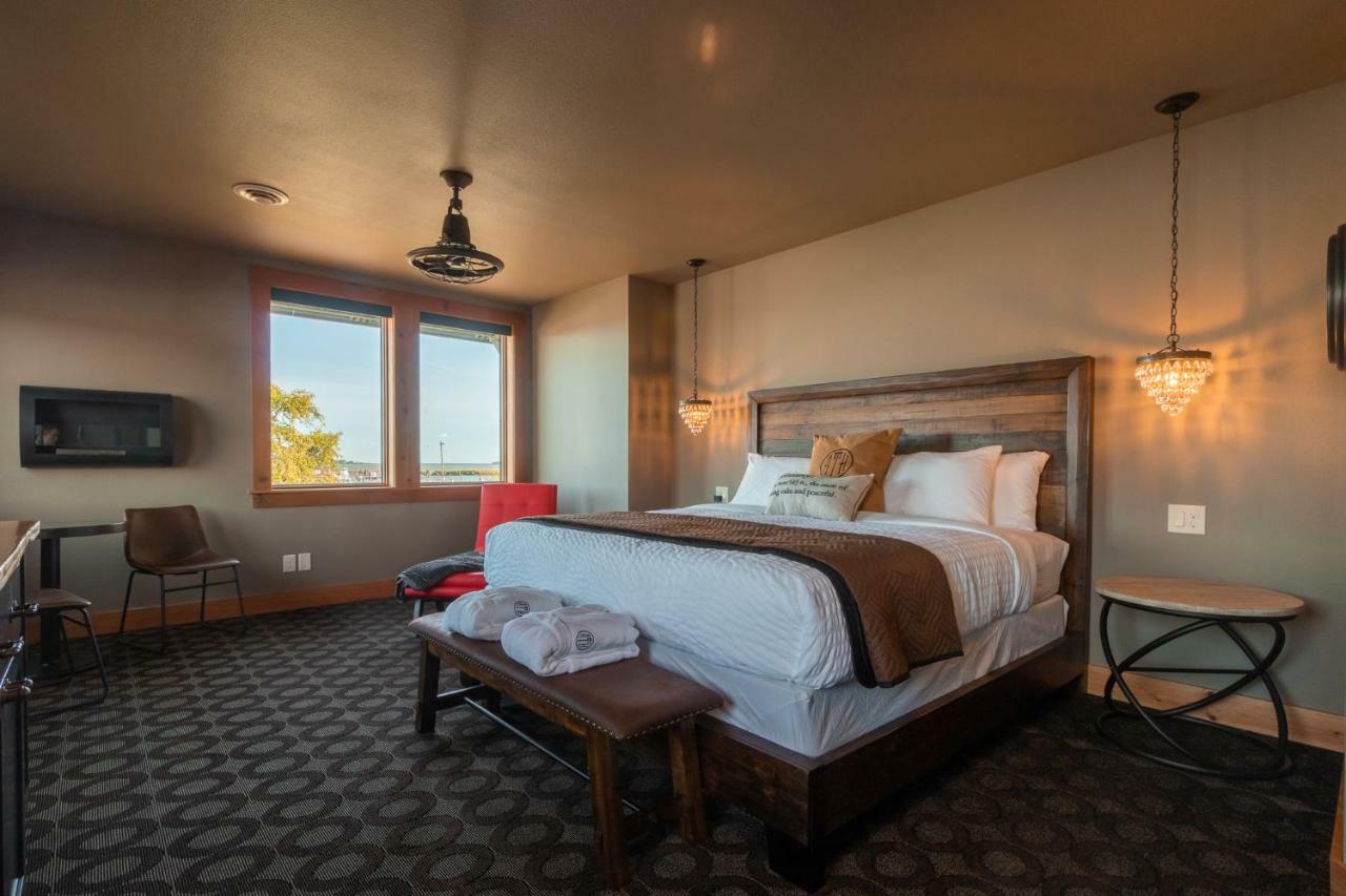 At The Helm Hotel Ilwaco Стая снимка